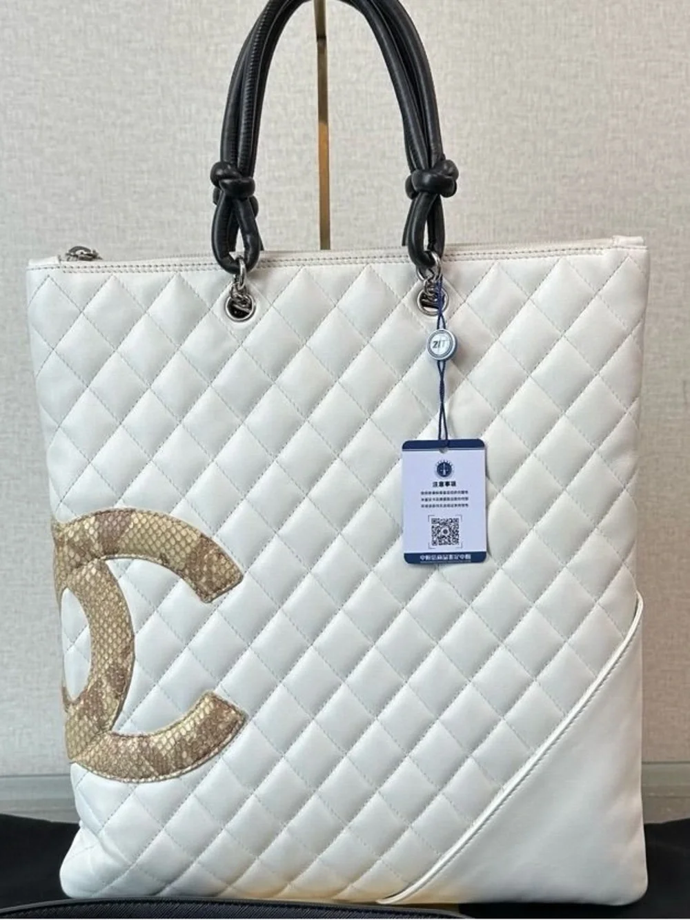 🔥100% Authentic CHANEL White/Beige Python Leather Cambon Runway Flat Tote Bag🔥